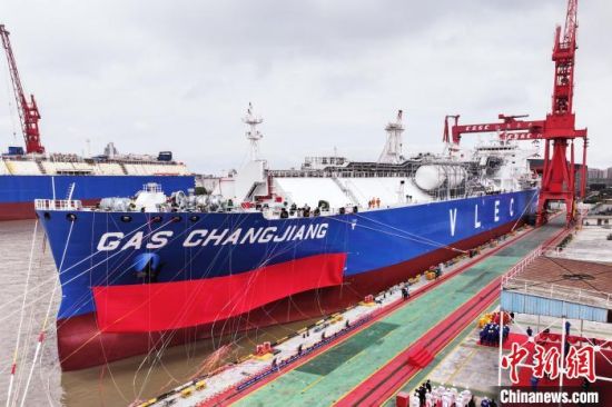 　　22日，江南造船为万华化学公司建造的世界最大舱容的99000立方米超大型乙烷双燃料运输船(VLEC)系列船首制船“GAS　CHANGJIANG”号正式命名交付。　江南造船供图