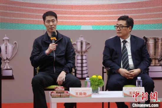 　　4月23日，上海市乒乓球协会会长、上海市竞技体育中心主任王励勤(左)发表演讲。(国际乒联博物馆和中国乒乓球博物馆供图)